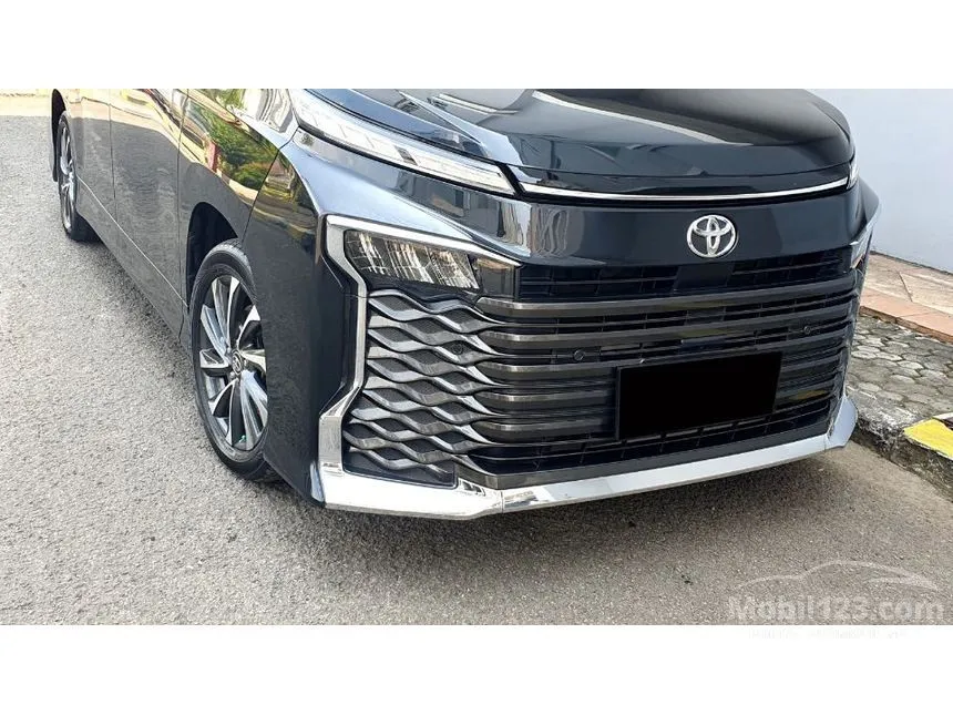 2022 Toyota Voxy (Premium Color) MPV