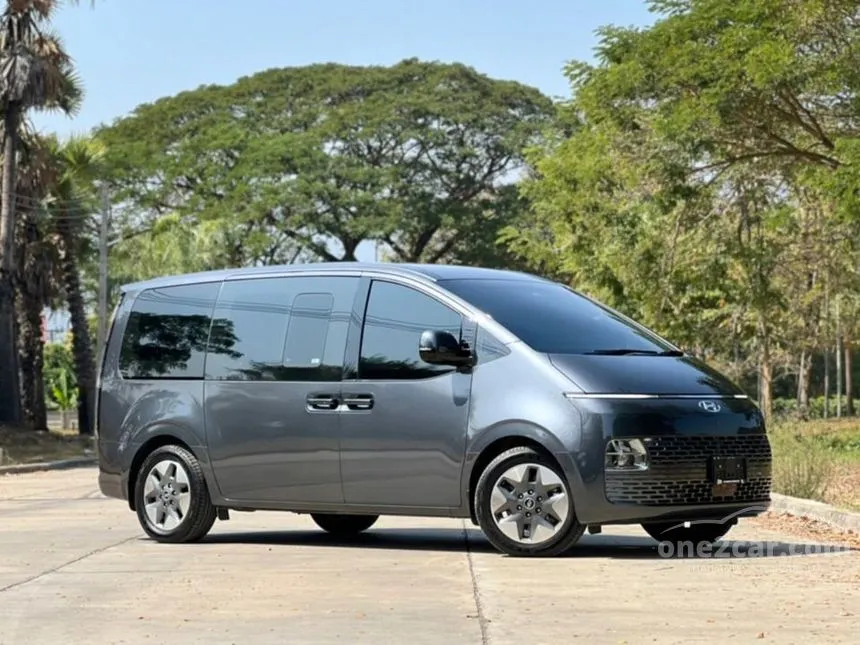 2022 Hyundai Staria SEL Van