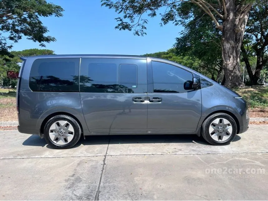 2022 Hyundai Staria SEL Van
