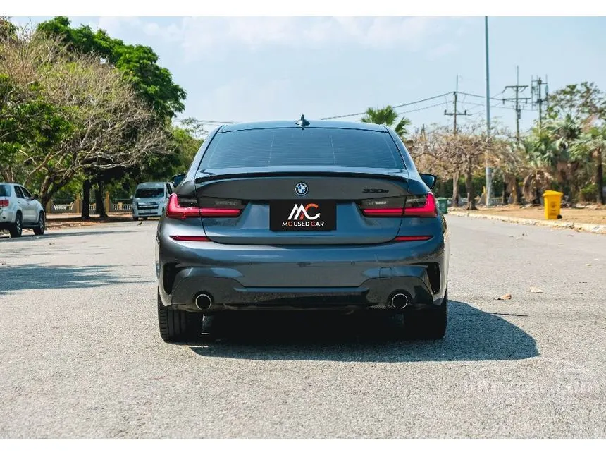 2022 BMW 330e M Sport Sedan