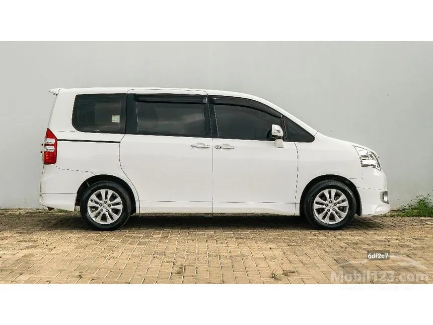 2017 Toyota NAV1 V Limited MPV