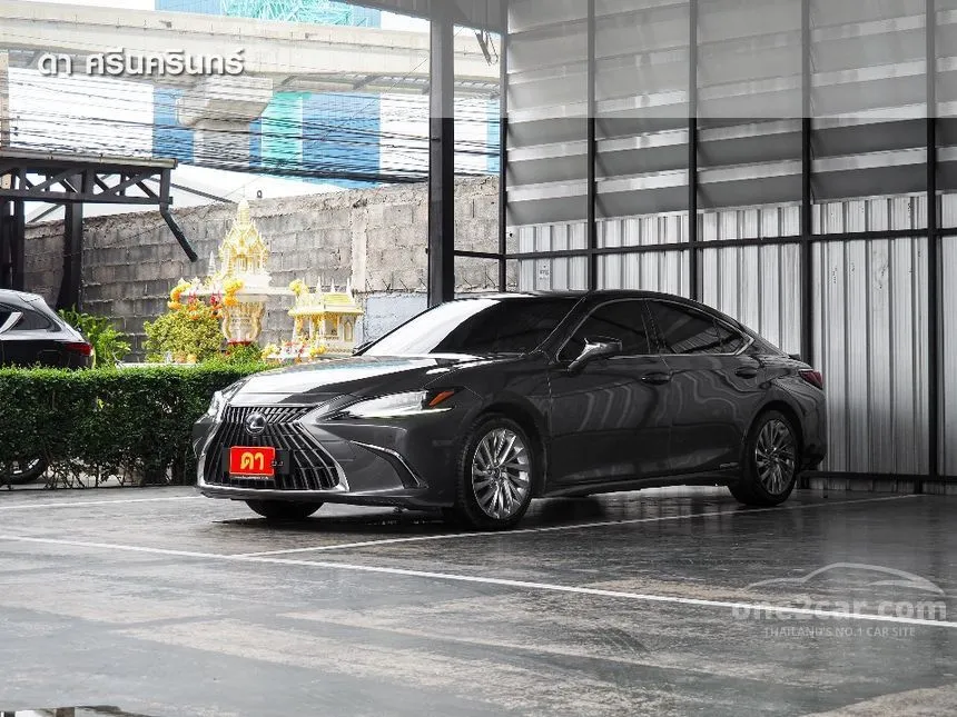 2022 Lexus ES300h Grand Luxury Sedan