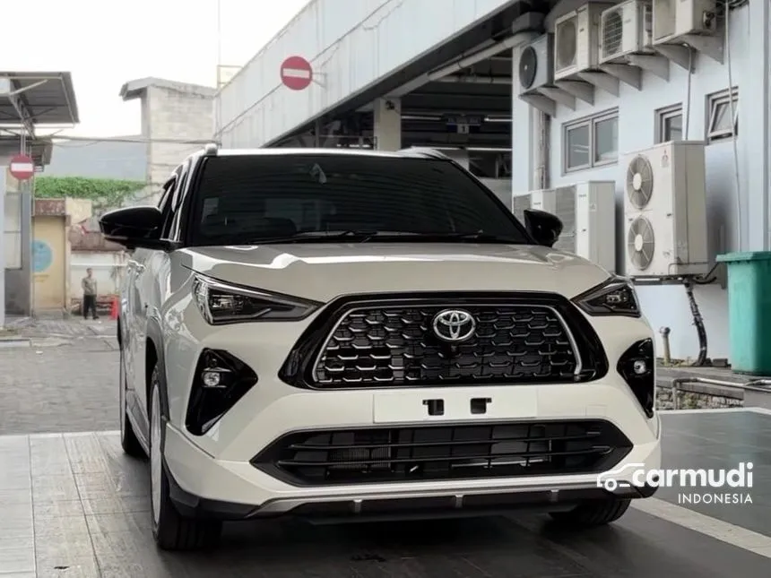 2025 Toyota Yaris Cross S HV SUV