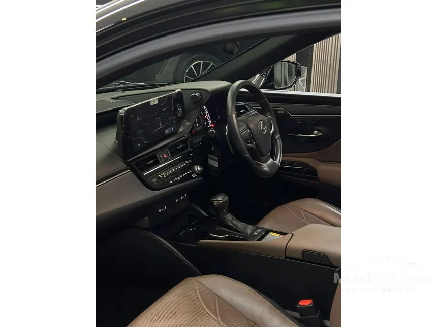 2023 Lexus ES 300h Ultra Luxury Sedan