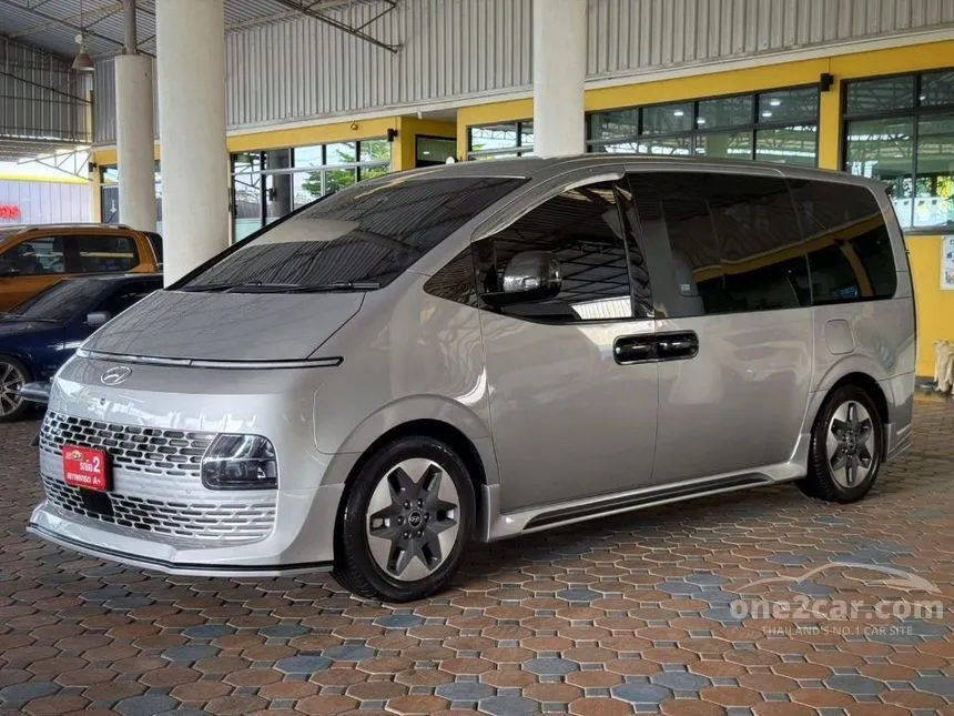 2024 Hyundai Staria SEL Van