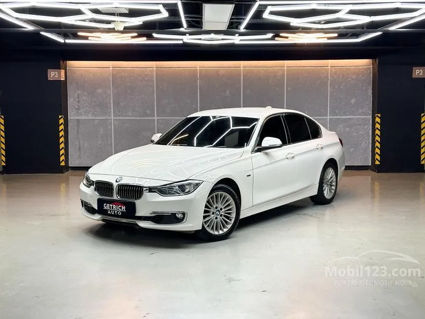 2013 BMW 320i Luxury Sedan