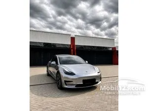 2022 Tesla Model 3 Standard Range Plus Sedan