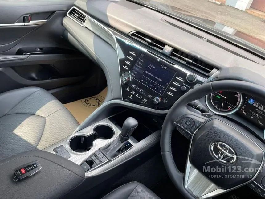 2021 Toyota Camry Hybrid Sedan