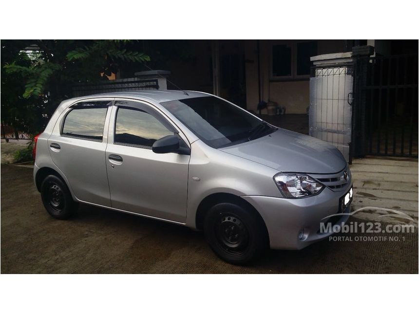 Unduh Gambar  Mobil  Toyota  Etios  2013 