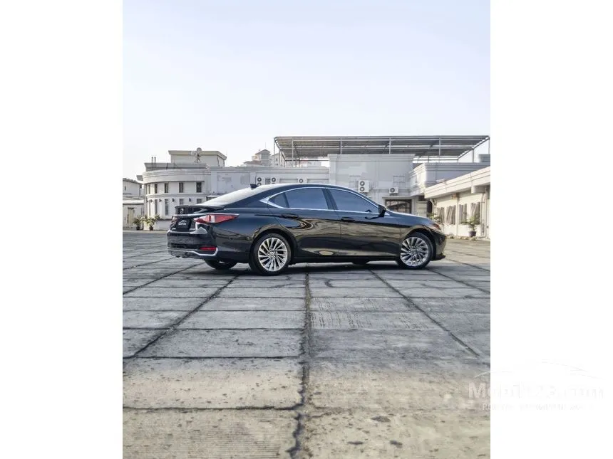 2024 Lexus ES 300h Ultra Luxury Sedan