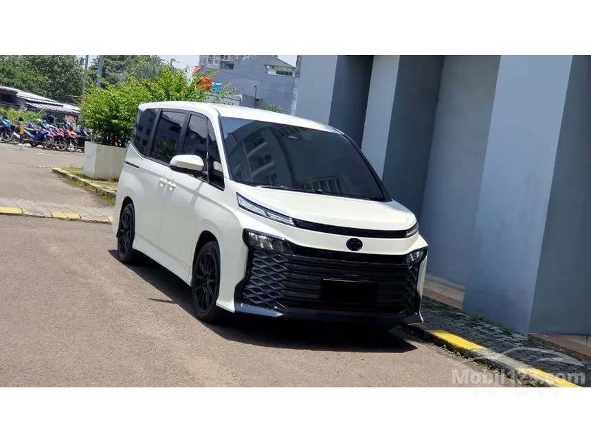 2022 Toyota Voxy (Premium Color) MPV