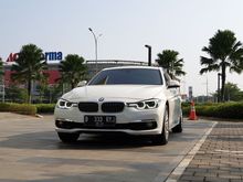 KM 8000 RASA BARU, MEWAH DAN NYAMAN NAN SPORTY, BMW ASTRA 2018 BMW 320i 2,0 Luxury Sedan Bukan SPORT
