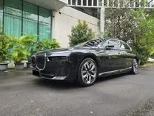 2024 BMW i7 0.0 xDrive60 Gran Lusso Sedan Odo 20 Rbuan (TERMURAH)