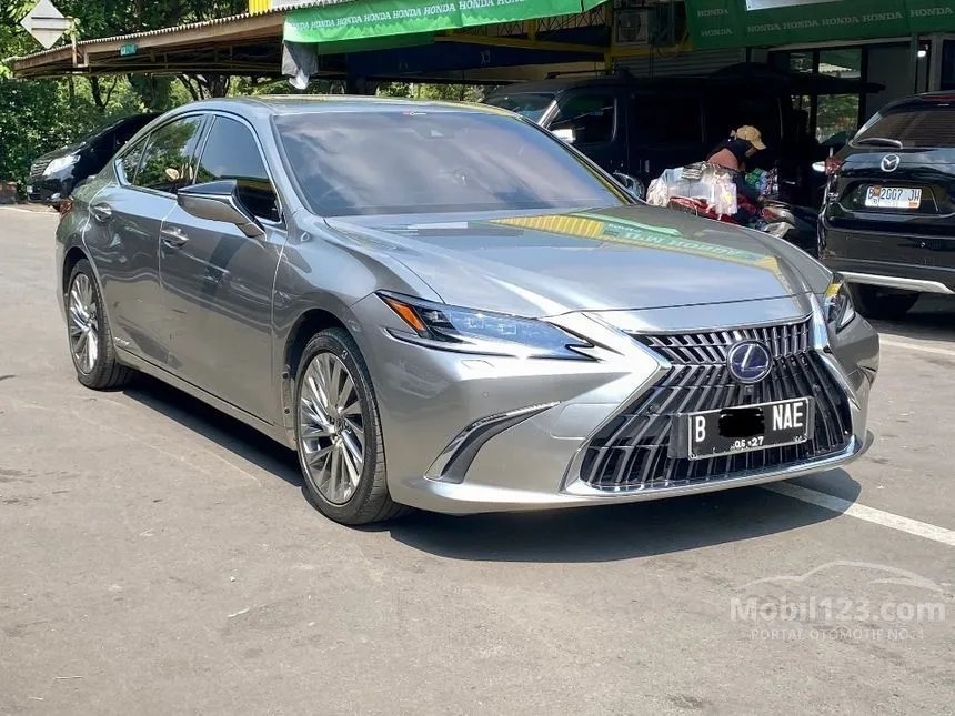 2022 Lexus ES 300h Ultra Luxury Sedan