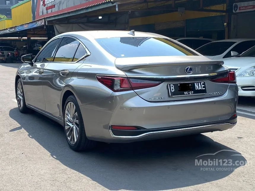 2022 Lexus ES 300h Ultra Luxury Sedan