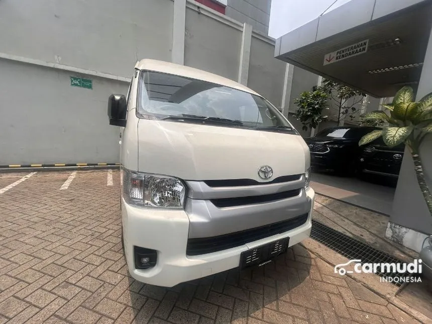 2024 Toyota Hiace Commuter Van Wagon