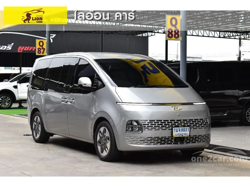 2023 Hyundai Staria SEL Van