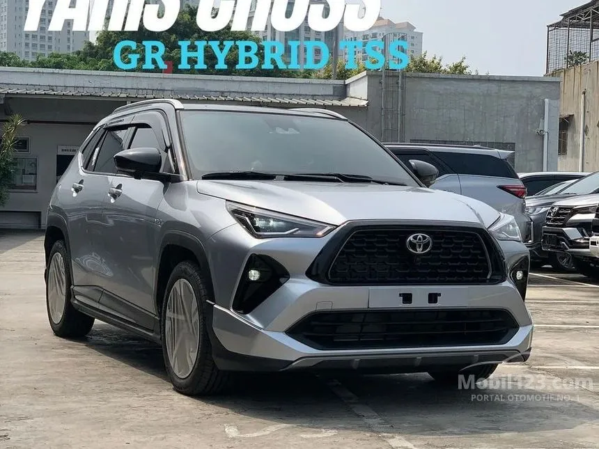 Jual Mobil Toyota Yaris Cross 2024 S GR Parts Aero Package HEV 1.5 di Jawa Timur Automatic Wagon Silver Rp 370.000.000