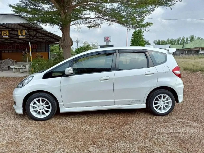 2013 Honda JAZZ SV Hatchback