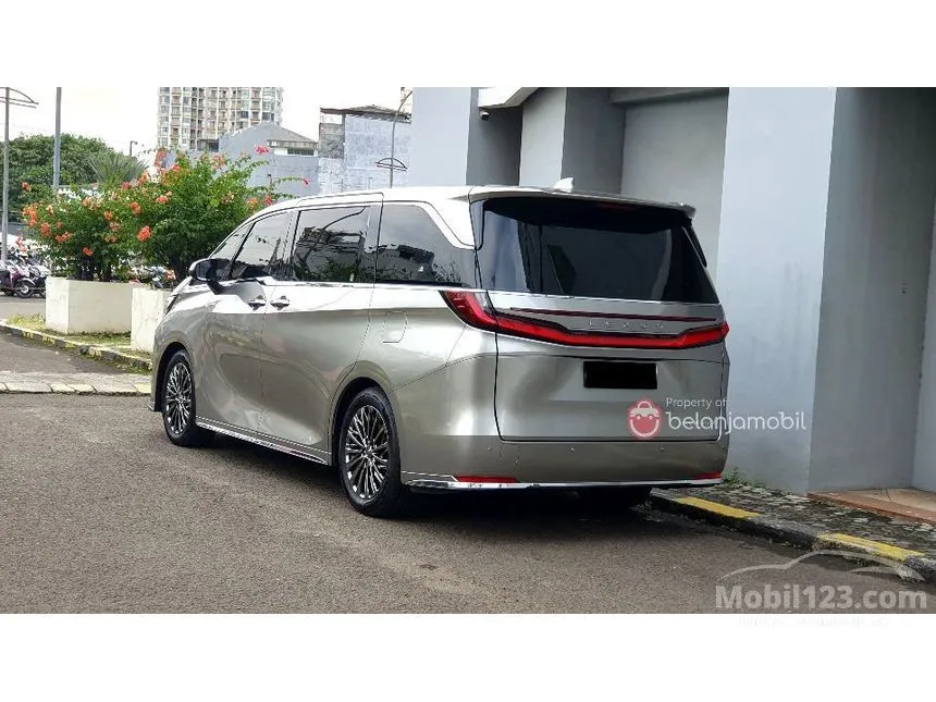 2025 Lexus LM 350h 4 Seater MPV