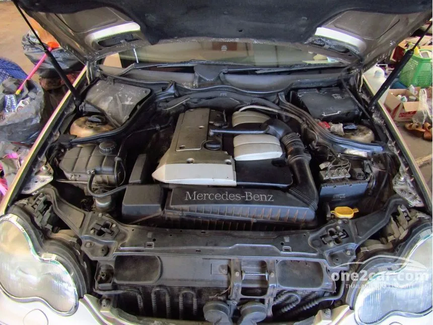 2002 Mercedes-Benz C200 Kompressor Avantgarde Sedan