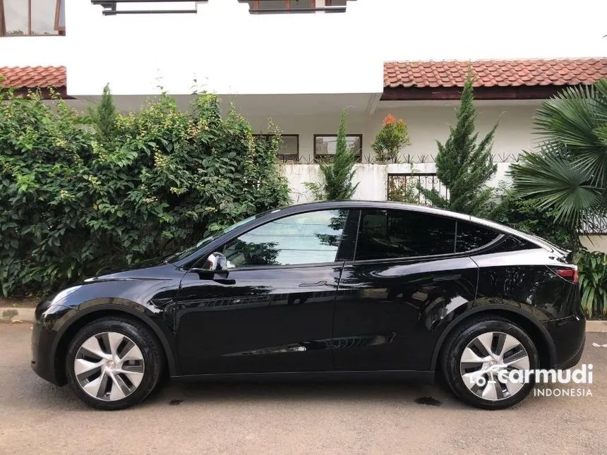 2022 Tesla Model Y Standard Range Wagon