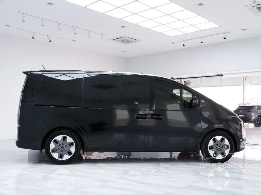 2021 Hyundai Staria SEL Van
