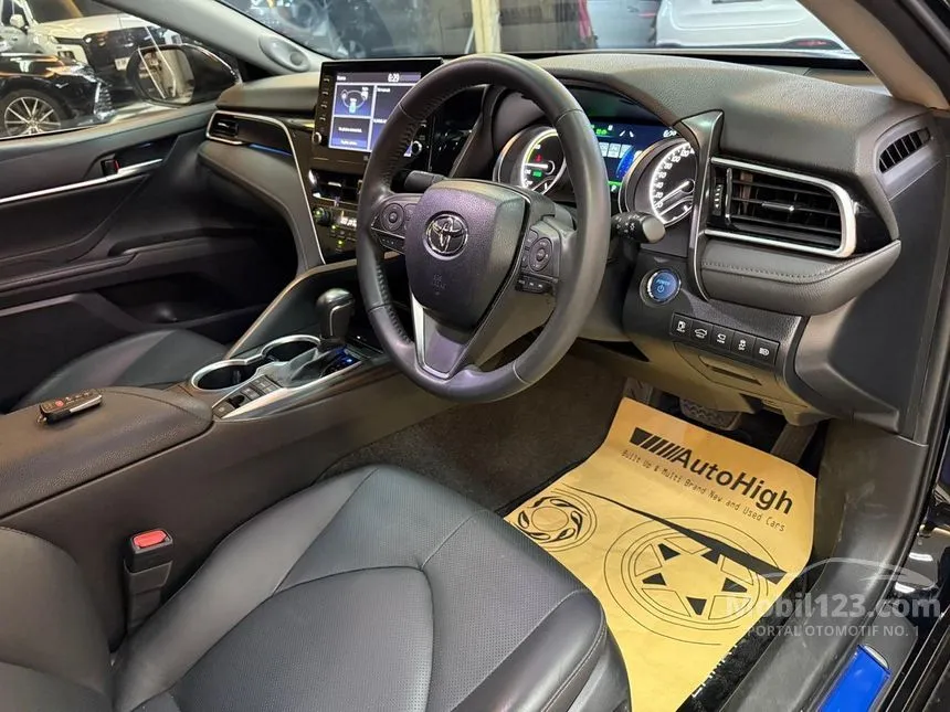 2022 Toyota Camry Hybrid Sedan