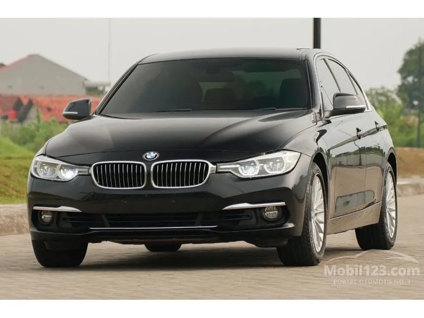 2018 BMW 320i Luxury Sedan