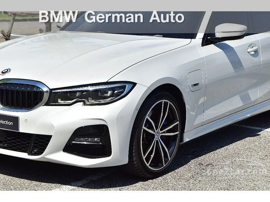 2022 BMW 330e M Sport Sedan