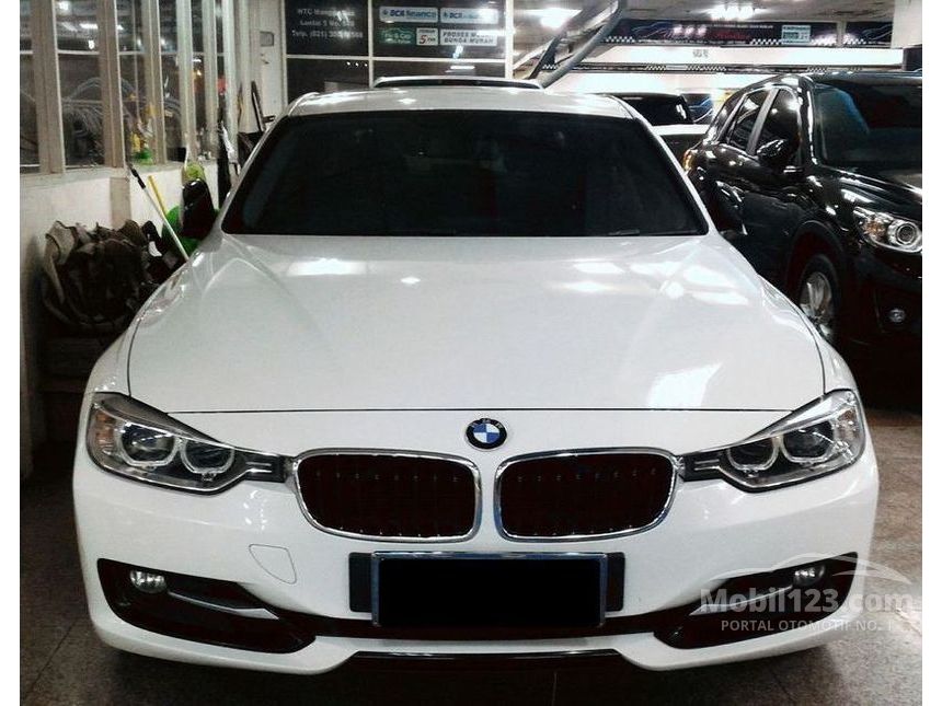 Foto Mobil Bmw Warna Putih