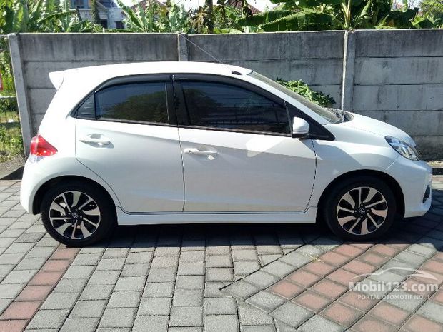 Honda Brio Mobil bekas dijual di Bali Indonesia - Dari 3 