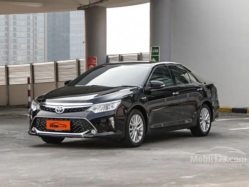 2017 Toyota Camry Hybrid Sedan