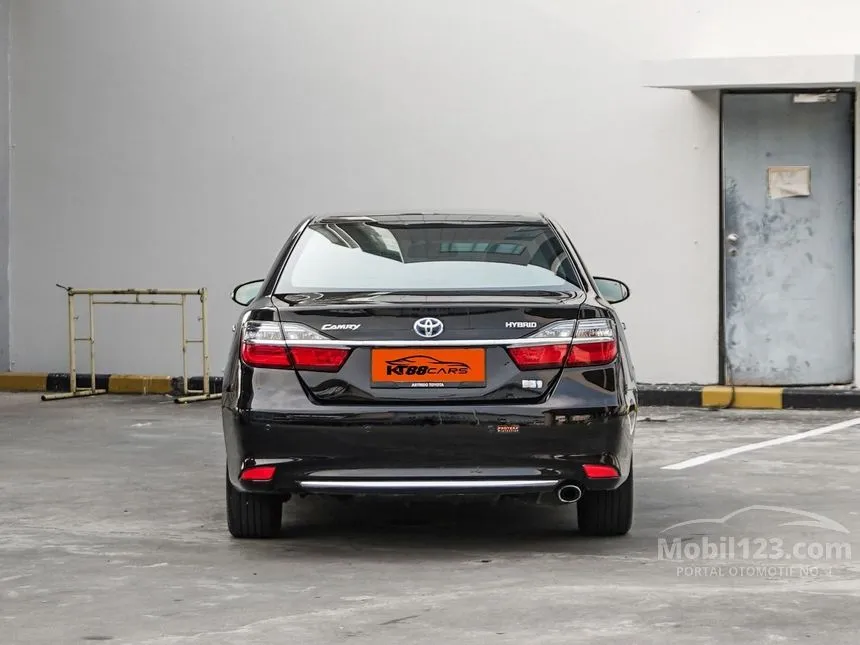 2017 Toyota Camry Hybrid Sedan
