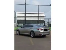 2024 Lexus ES 300h 2.5 Ultra Luxury Sedan ES300h HYBRID. ANTIK. ATPM. HARGA CASH BEST DEAL NEGOTIABLE YA. Cocok Utk Harian & Pulang Pergi Kantor..