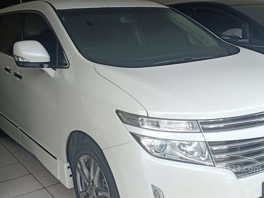 Download Mobil Elgrand Bekas Background