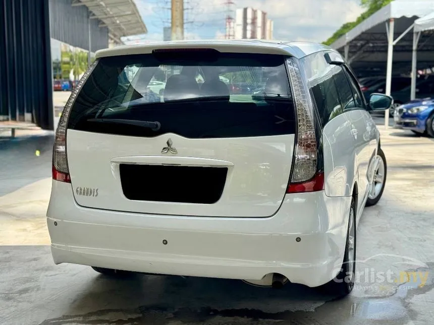 2009 Mitsubishi Grandis MPV