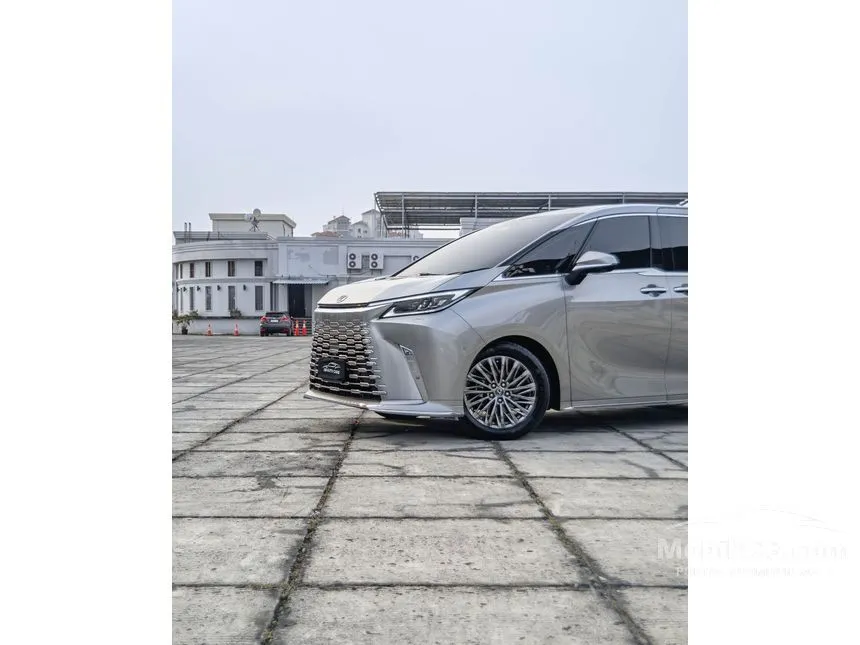 2024 Lexus LM 350h 4 Seater MPV