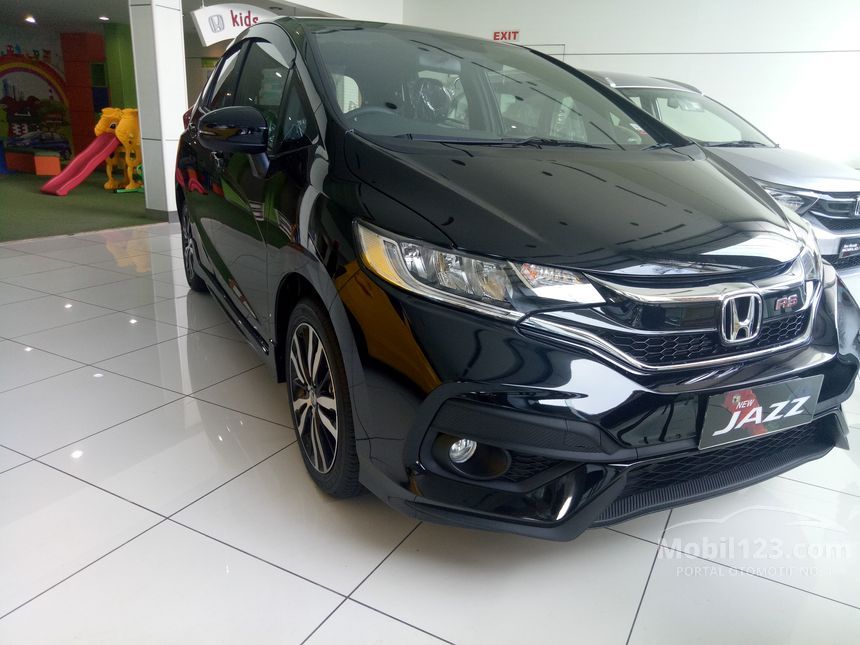 mobil honda jazz hitam