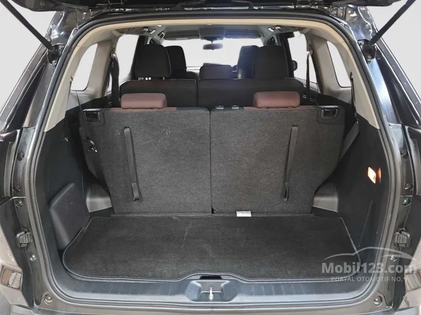 2022 Toyota Kijang Innova Zenix V (Non Premium Color) MPV