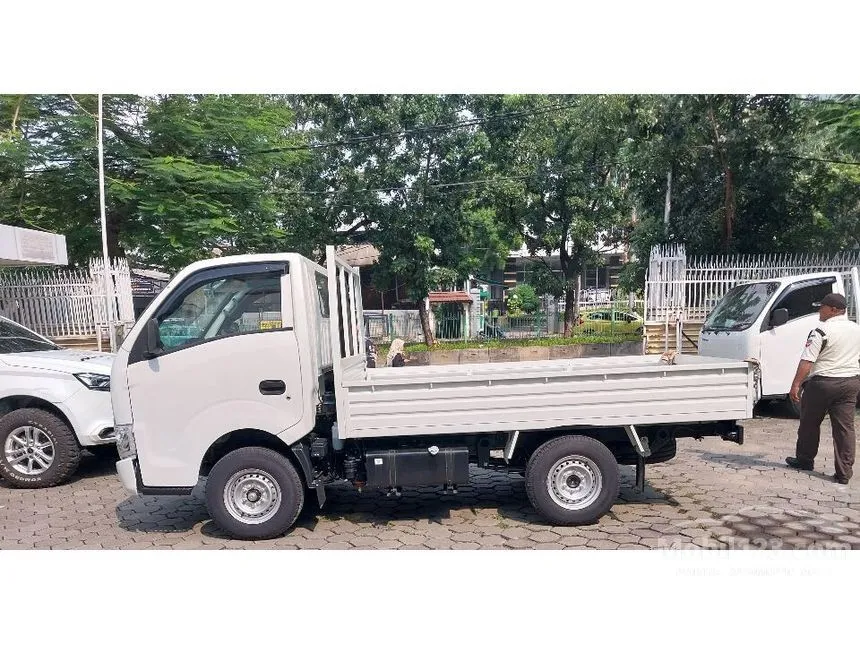 2024 Isuzu Traga Van