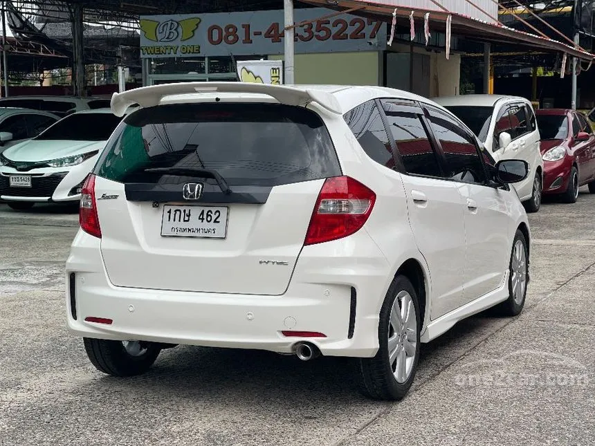 2013 Honda JAZZ SV Hatchback