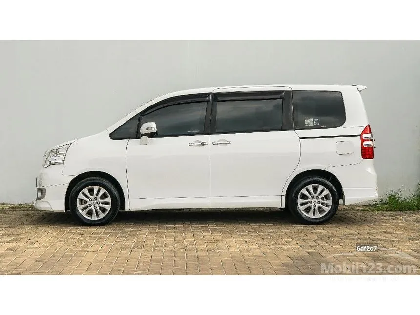 2017 Toyota NAV1 V Limited MPV