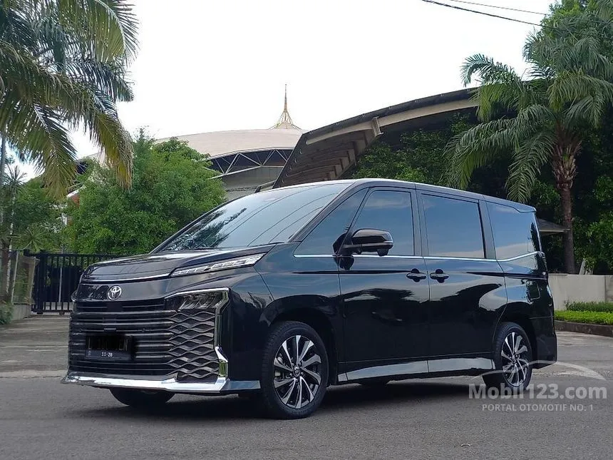 Jual Mobil Toyota Voxy 2023 2.0 di Jawa Timur Automatic Van Wagon Hitam Rp 570.000.005