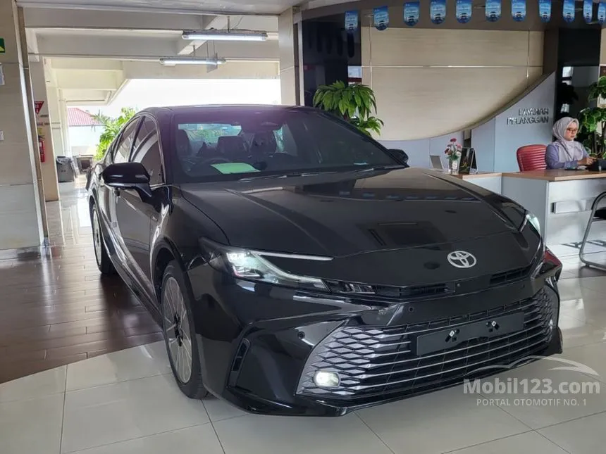 2025 Toyota Camry Hybrid (Premium Color) Sedan