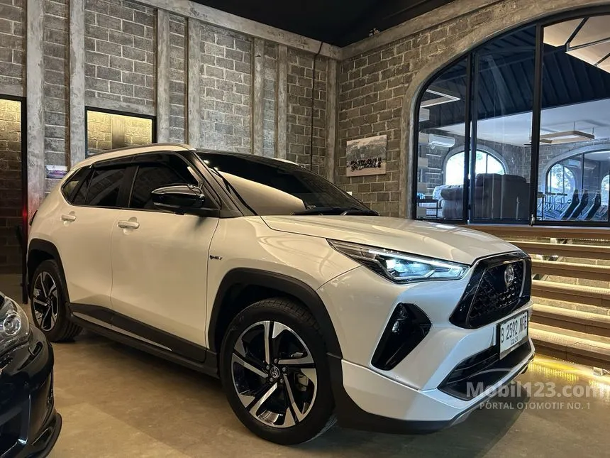 2023 Toyota Yaris Cross S HV SUV