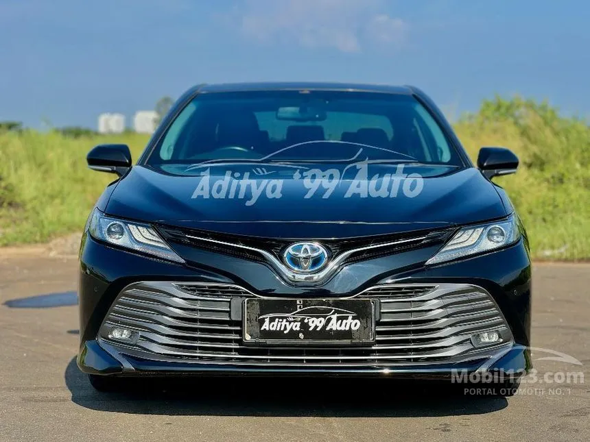 2019 Toyota Camry Hybrid Sedan