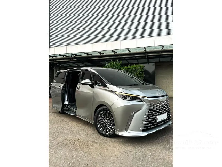 2025 Lexus LM 350h 4 Seater MPV