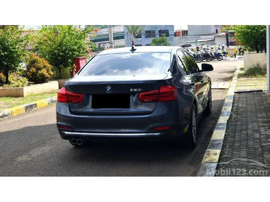 2018 BMW 320i Luxury Sedan