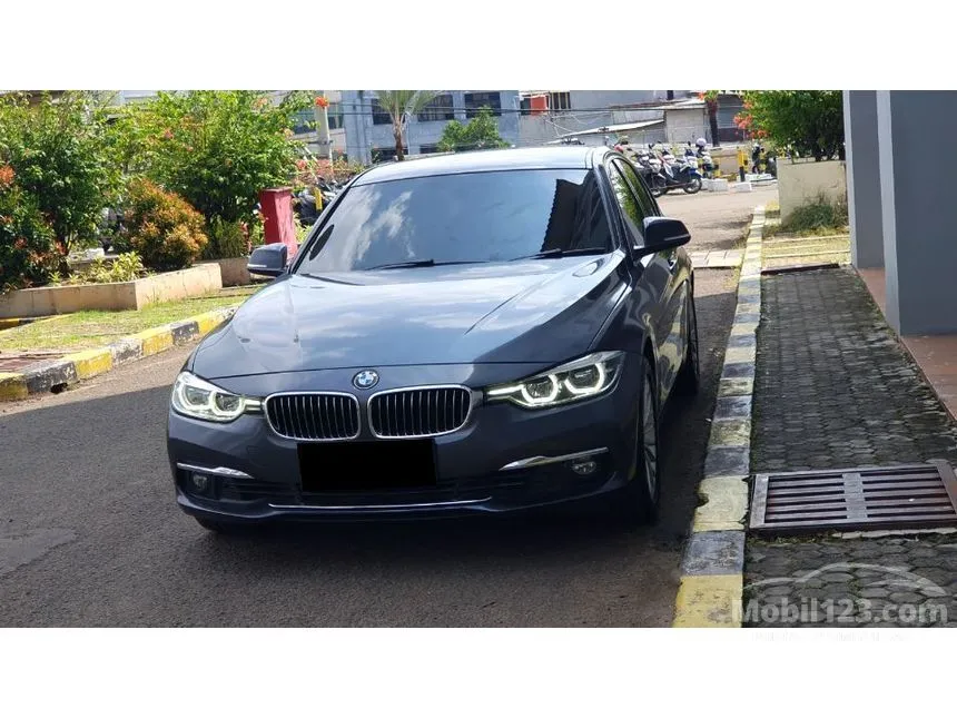 2018 BMW 320i Luxury Sedan
